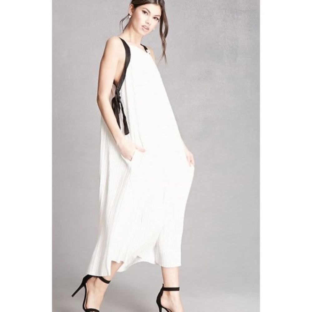 Line & Dot White Accordion Maxi Dress Sz Md